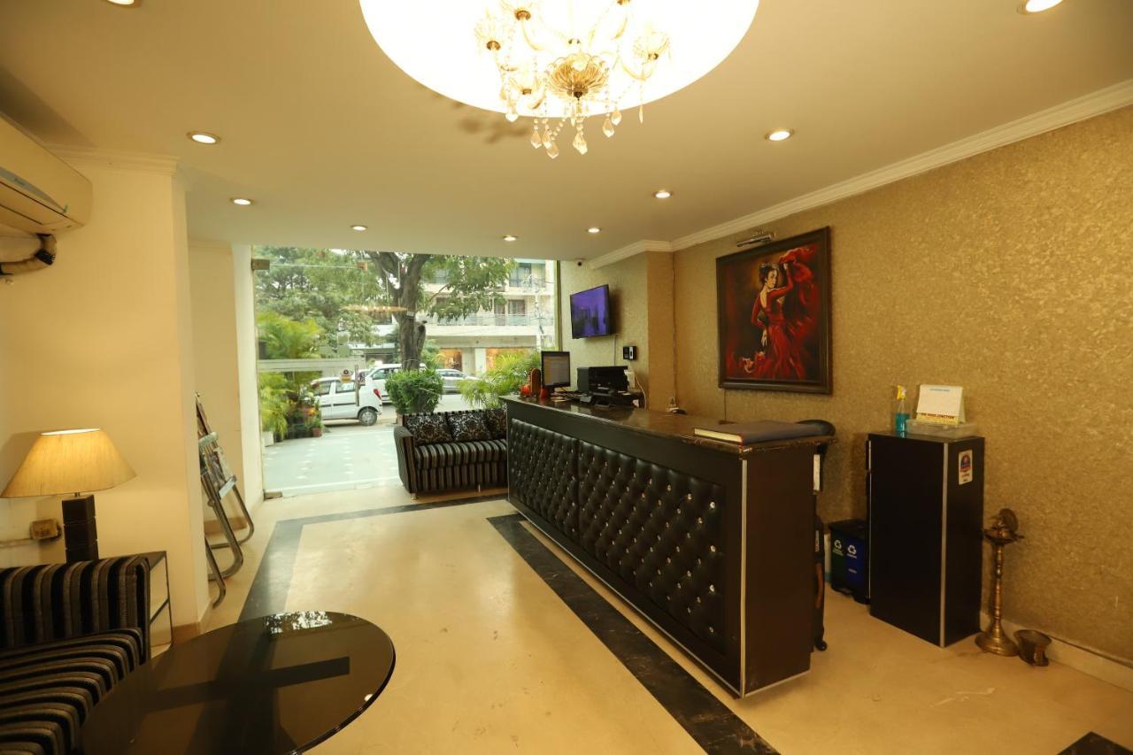 Hotel Capitol Hills - Greater Kailash Delhi Нью-Дели Экстерьер фото