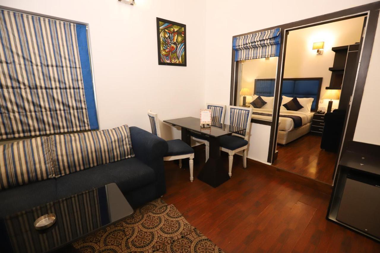 Hotel Capitol Hills - Greater Kailash Delhi Нью-Дели Экстерьер фото