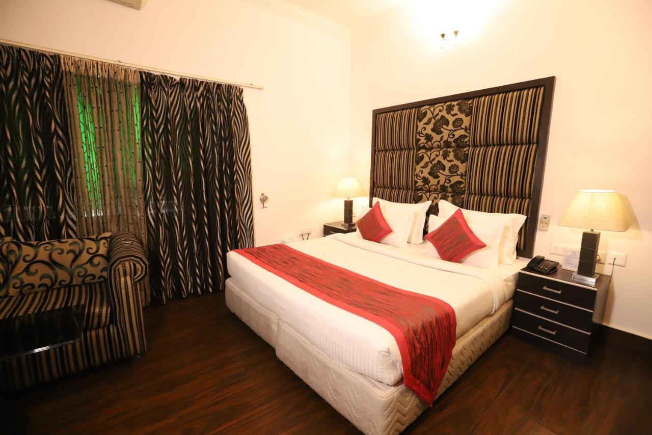 Hotel Capitol Hills - Greater Kailash Delhi Нью-Дели Экстерьер фото
