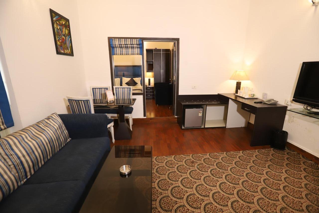 Hotel Capitol Hills - Greater Kailash Delhi Нью-Дели Экстерьер фото