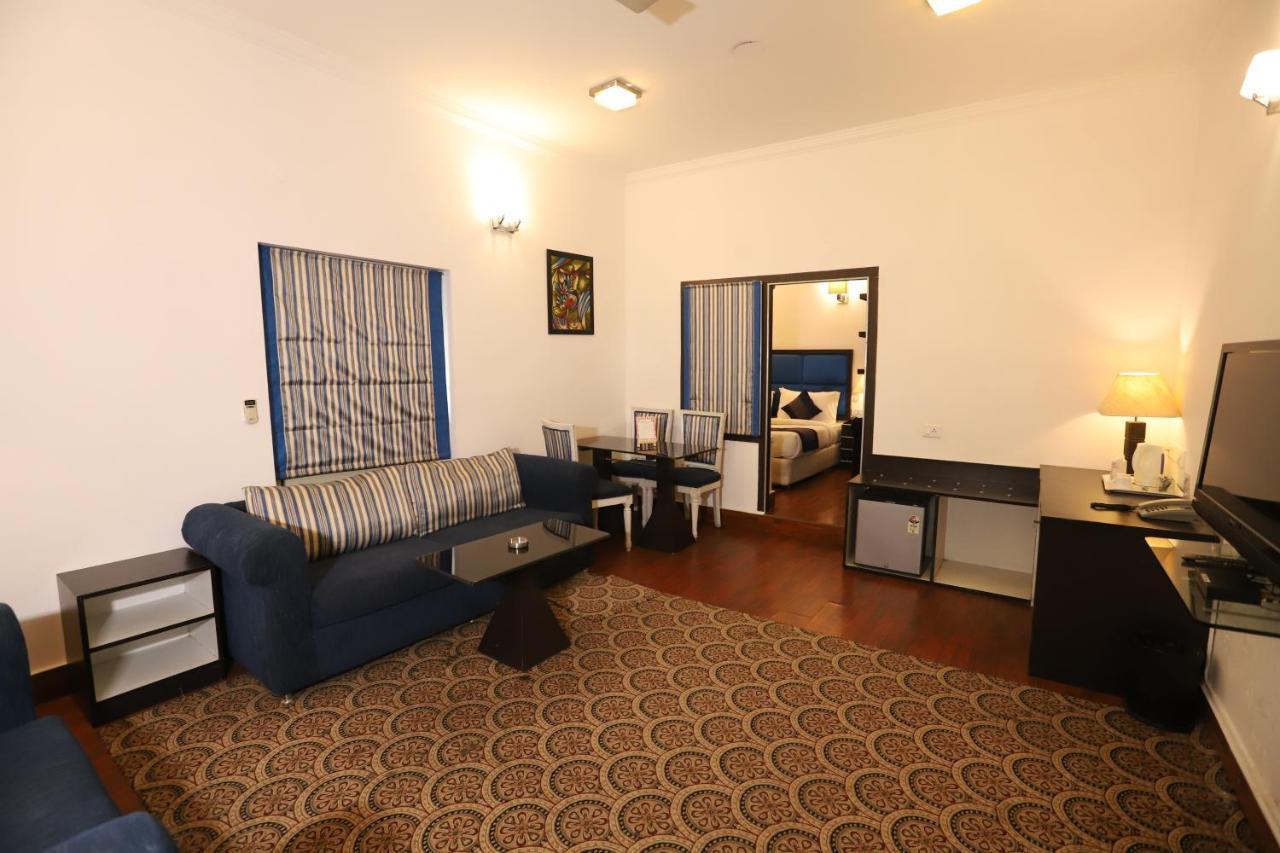 Hotel Capitol Hills - Greater Kailash Delhi Нью-Дели Экстерьер фото