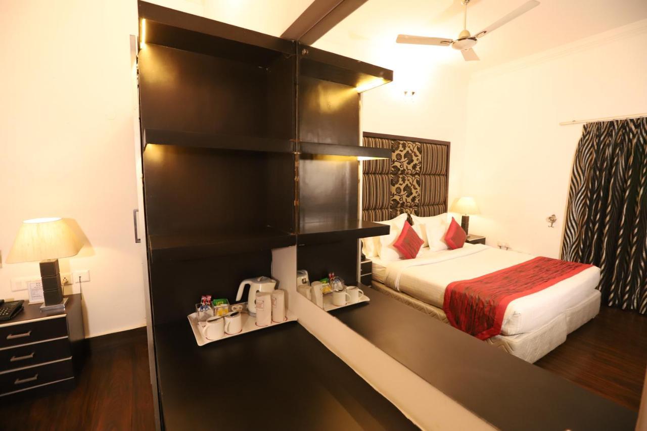 Hotel Capitol Hills - Greater Kailash Delhi Нью-Дели Экстерьер фото