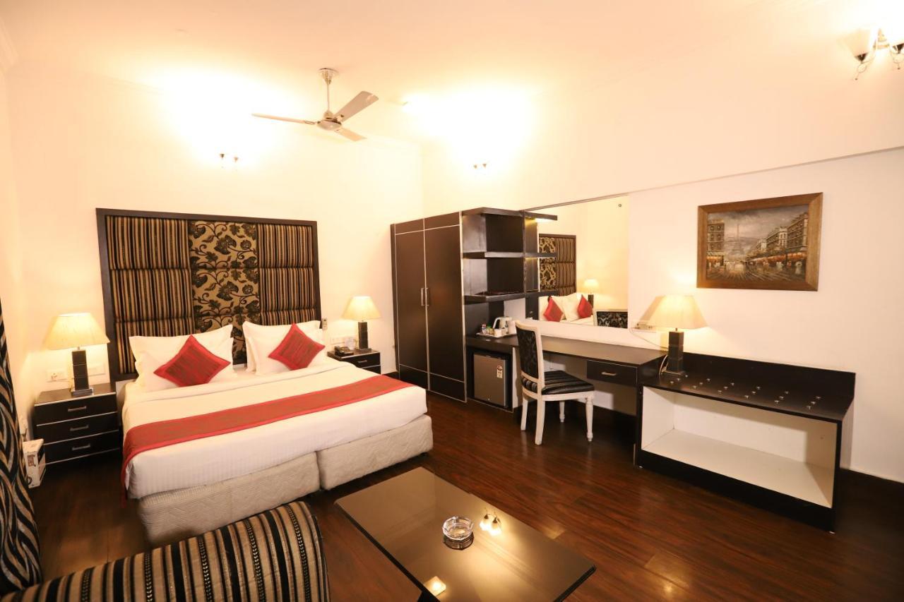 Hotel Capitol Hills - Greater Kailash Delhi Нью-Дели Экстерьер фото