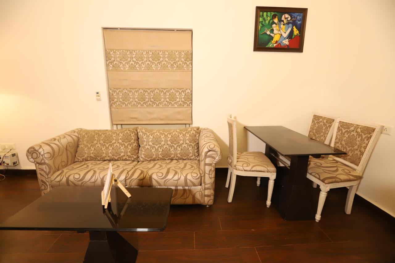 Hotel Capitol Hills - Greater Kailash Delhi Нью-Дели Экстерьер фото