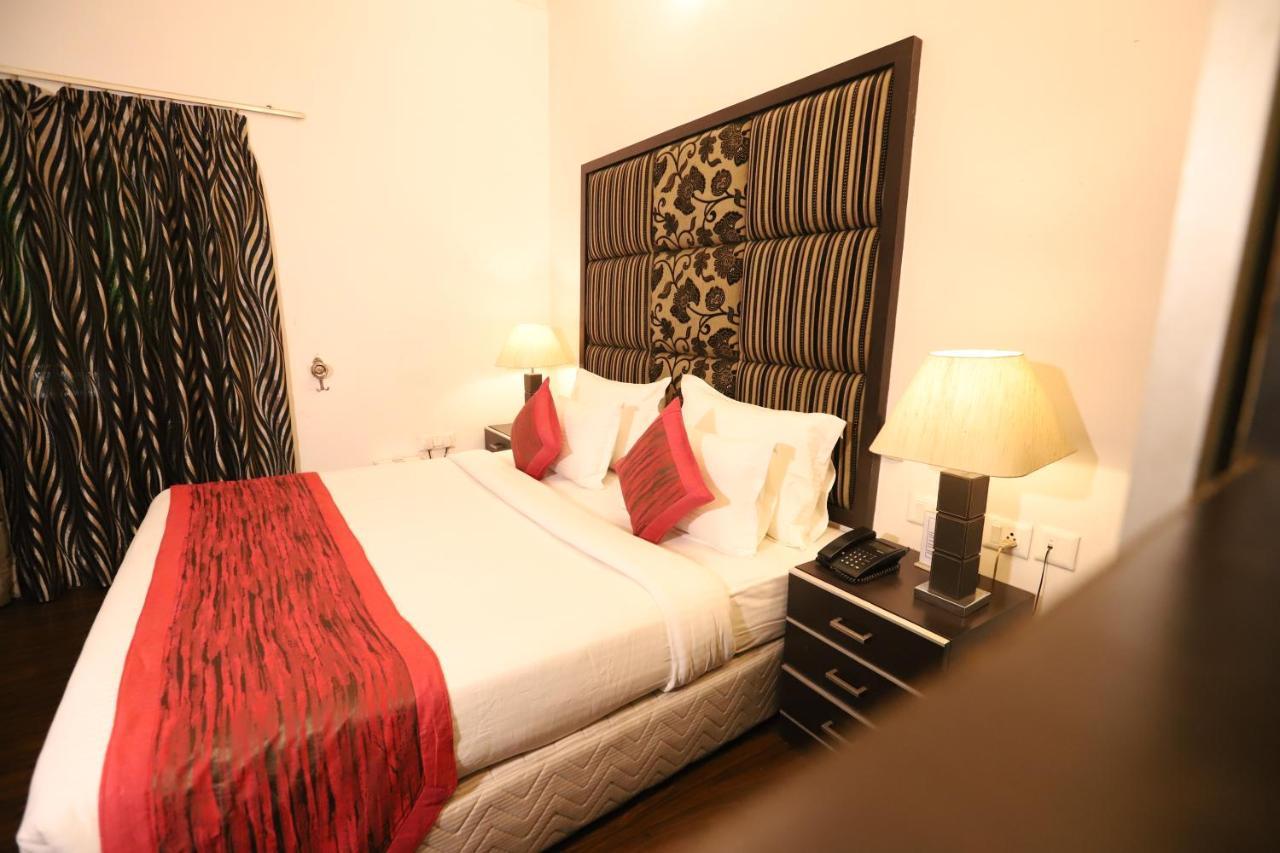 Hotel Capitol Hills - Greater Kailash Delhi Нью-Дели Экстерьер фото